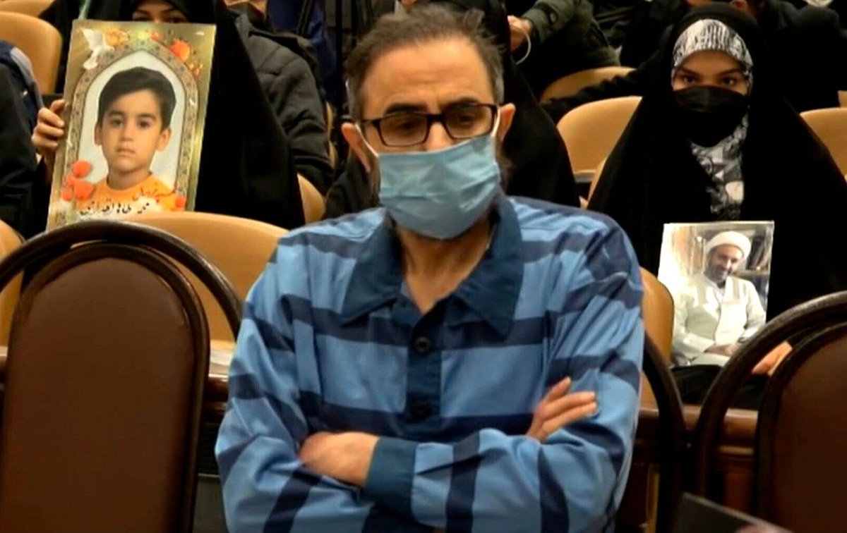 Afgrijselijk. Vanochtend vroeg werd Zweeds-Iraanse dissident Habib Asyod vanuit dodencel naar de galg geleurd en opgehangen. Habib werd uit Turkije naar #Iran ontvoerd en bij schijnproces zonder advocaat ter dood veroordeeld. Hoe kan EU <a href="/JosepBorrellF/">Josep Borrell Fontelles</a> zwijgen? Maak s.v.p. LAWAAI.