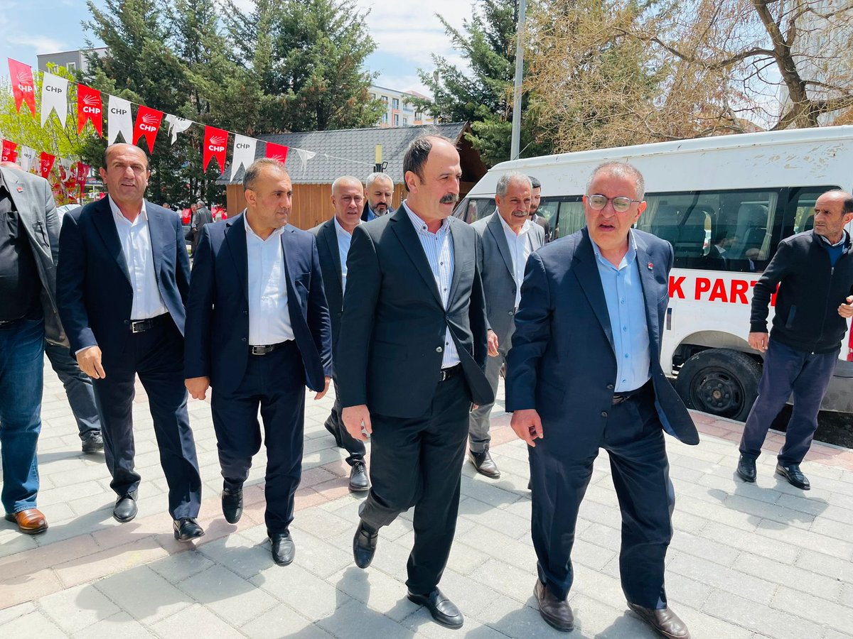 nusirewanelci's tweet photo. CHP Van İl Başkanlığımızın organize ettiği halk buluşmasında mv. Adayımız @bedirhanogluvan,@muhlisorhanvan il yönetimimiz,millet ittifakı il bşkları ve halkımızla biraraya geldik. @kilicdarogluk ve mv adaylarımız için oy ve destek istedik. @CHPVAN_ @hakanilvan @MehmetKURUKCU https://t.co/7BpUyTidWb