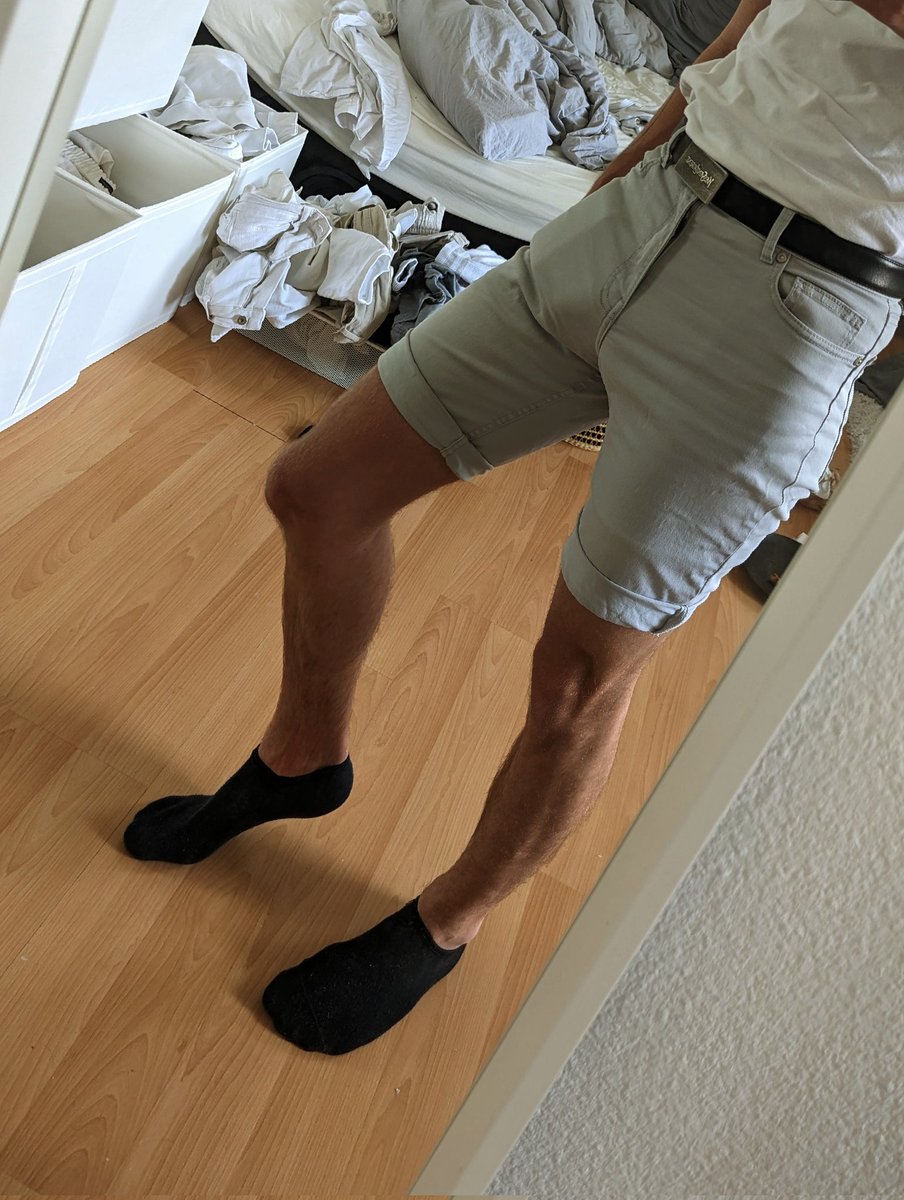 ColdAsBrick's tweet photo. I need to do laundry and stop with the mirror https://t.co/Se024H8SZe