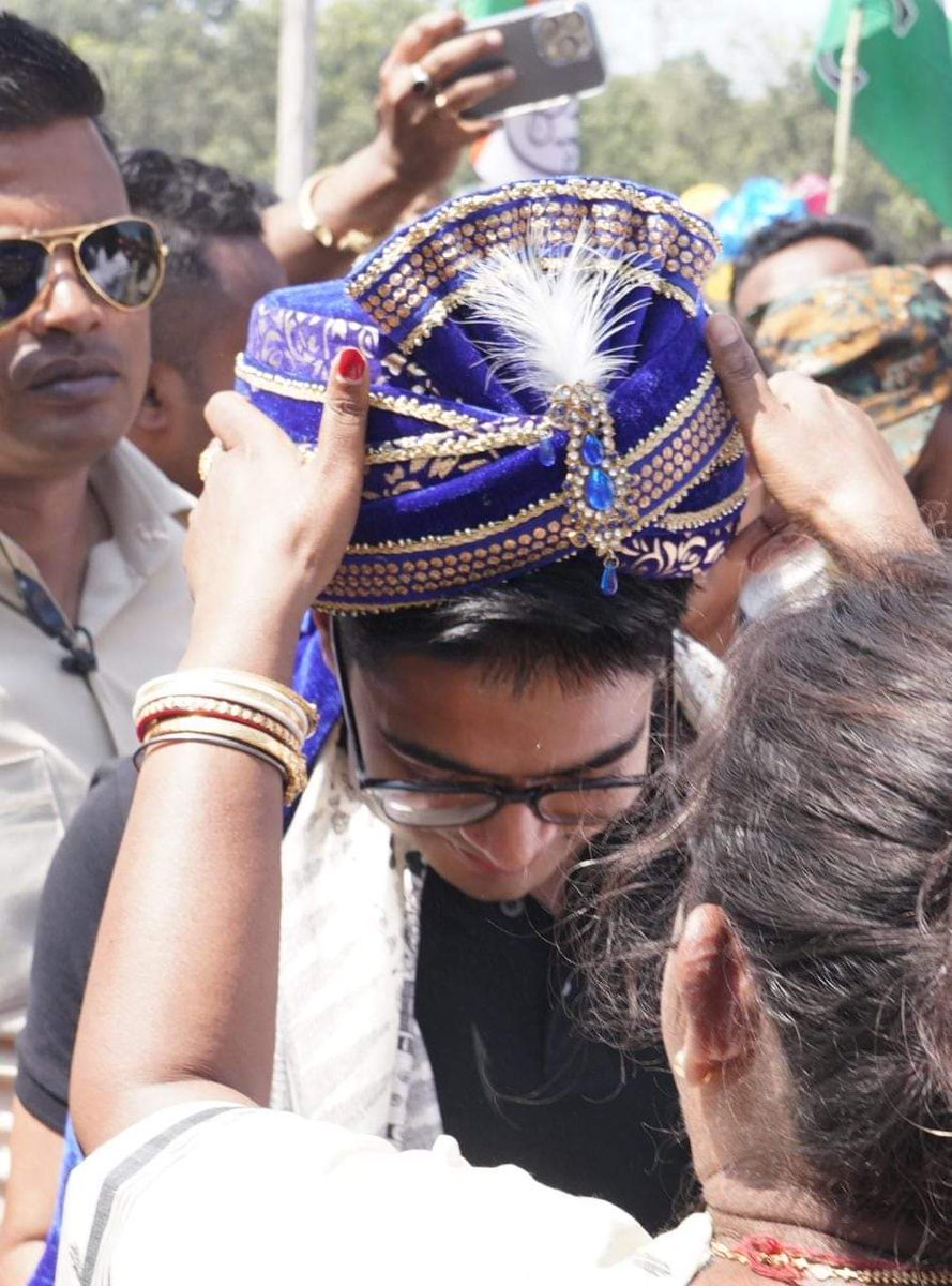 TMCPwithStudent's tweet photo. #JonoSanjogYatra এর দ্বাদশ দিনে মুর্শিদাবাদের জনগণ আমাদের সর্বভারতীয় তৃণমূল কংগ্রেসের সাধারণ সম্পাদক শ্রী @abhishekaitc কে উষ্ণ অভ্যর্থনা জানালেন এবং তার সমর্থনে বিপুল সংখ্যক মানুষ জড়ো হয়েছিল  ।
#TrinamooleNaboJowar 
#BSP4TMCP https://t.co/ddfj3GQ2R1