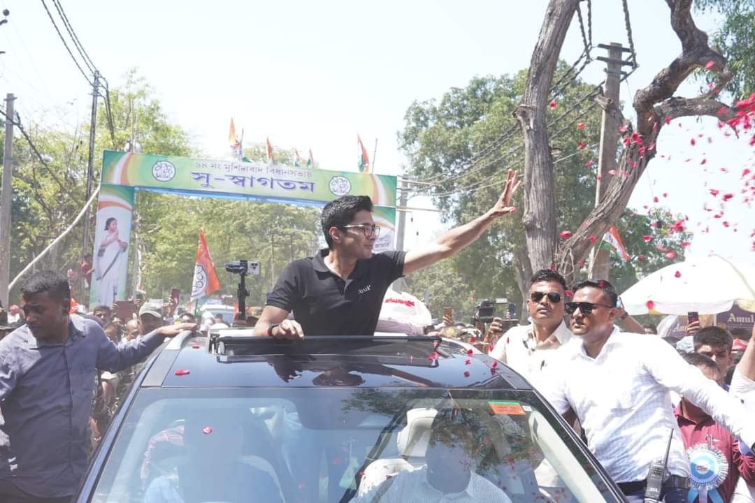 TMCPwithStudent's tweet photo. #JonoSanjogYatra এর দ্বাদশ দিনে মুর্শিদাবাদের জনগণ আমাদের সর্বভারতীয় তৃণমূল কংগ্রেসের সাধারণ সম্পাদক শ্রী @abhishekaitc কে উষ্ণ অভ্যর্থনা জানালেন এবং তার সমর্থনে বিপুল সংখ্যক মানুষ জড়ো হয়েছিল  ।
#TrinamooleNaboJowar 
#BSP4TMCP https://t.co/ddfj3GQ2R1