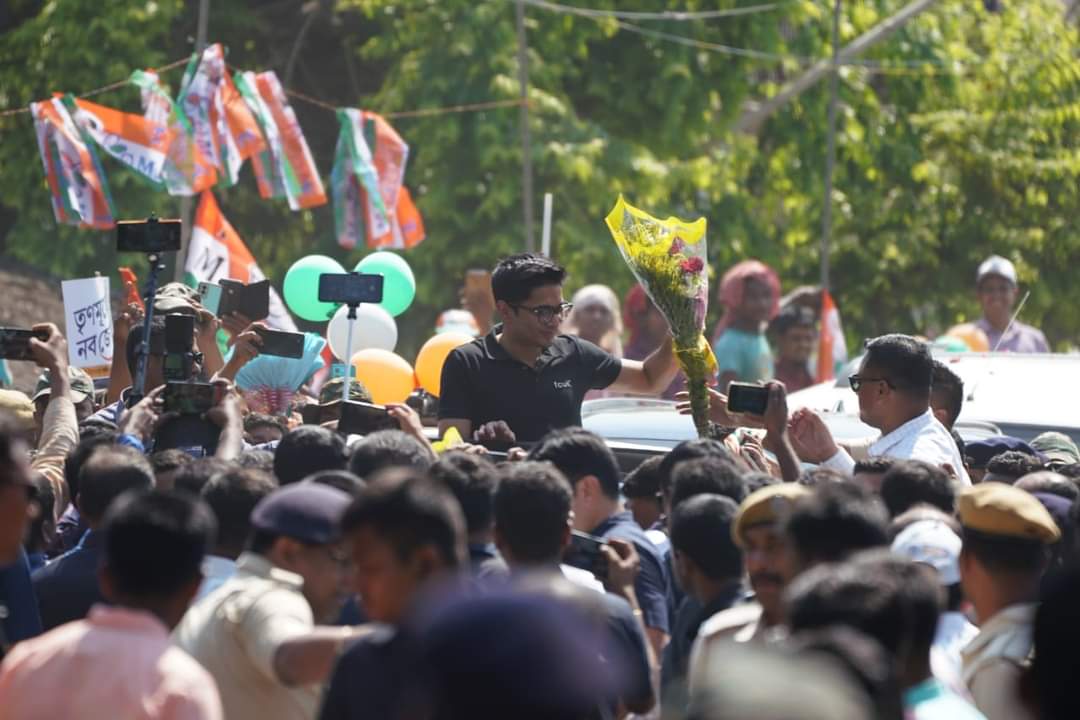 TMCPwithStudent's tweet photo. #JonoSanjogYatra এর দ্বাদশ দিনে মুর্শিদাবাদের জনগণ আমাদের সর্বভারতীয় তৃণমূল কংগ্রেসের সাধারণ সম্পাদক শ্রী @abhishekaitc কে উষ্ণ অভ্যর্থনা জানালেন এবং তার সমর্থনে বিপুল সংখ্যক মানুষ জড়ো হয়েছিল  ।
#TrinamooleNaboJowar 
#BSP4TMCP https://t.co/ddfj3GQ2R1