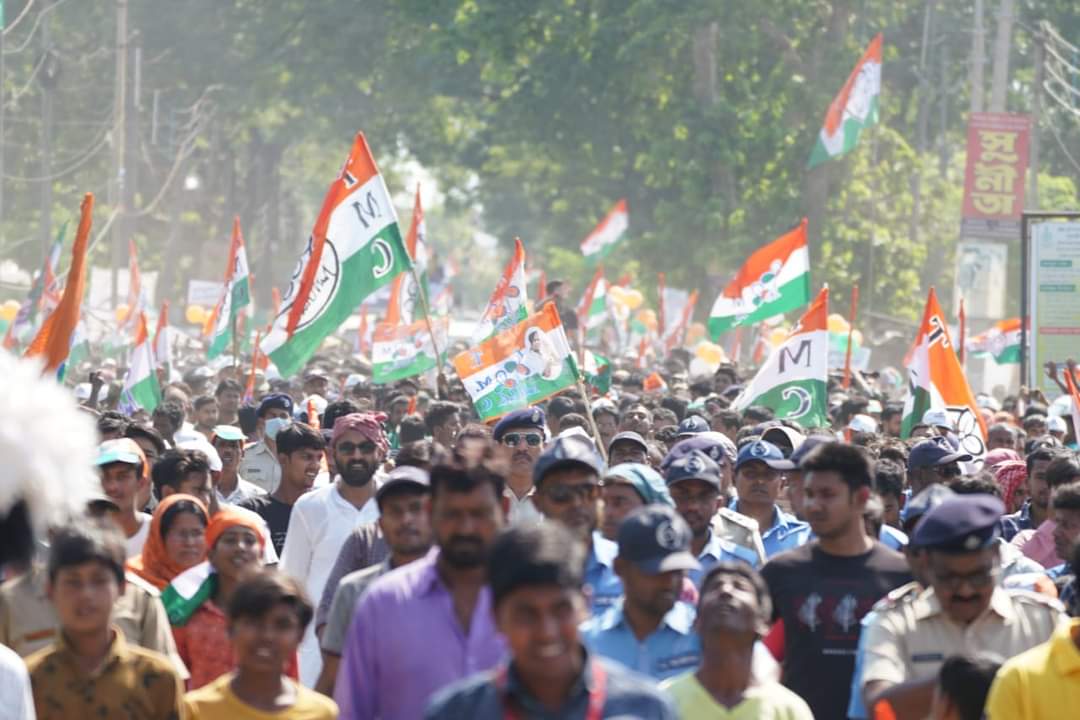 TMCPwithStudent's tweet photo. #JonoSanjogYatra এর দ্বাদশ দিনে মুর্শিদাবাদের জনগণ আমাদের সর্বভারতীয় তৃণমূল কংগ্রেসের সাধারণ সম্পাদক শ্রী @abhishekaitc কে উষ্ণ অভ্যর্থনা জানালেন এবং তার সমর্থনে বিপুল সংখ্যক মানুষ জড়ো হয়েছিল  ।
#TrinamooleNaboJowar 
#BSP4TMCP https://t.co/ddfj3GQ2R1