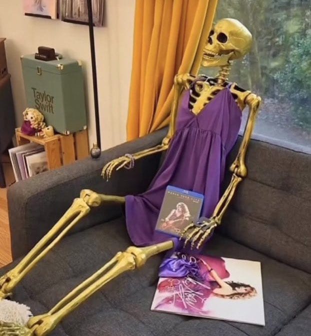 dedabadliar's tweet photo. Estou feliz em dizer que sobrevivi a espera do anúncio do maioral, vulgo Speak Now... só vem long live (feat Paula Fernandes) 💜💜💜 https://t.co/AvZxuZOsji