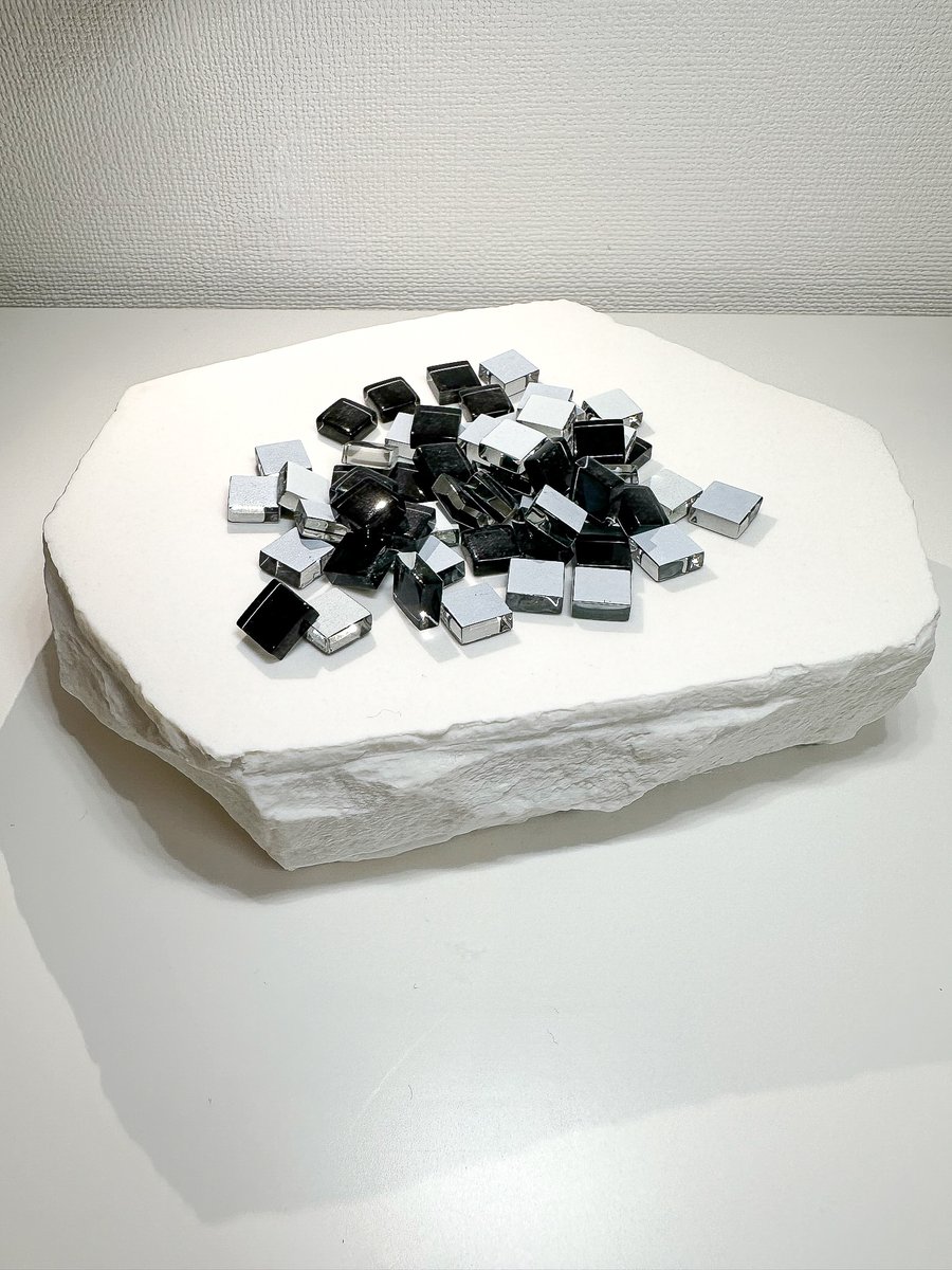 izmii___'s tweet photo. 砂山ちひろさん作の崖台皿で試しに最近買った鉱物とガラスタイルを盛り付けてみる。
鉱物はイリノイ州産のフローライト（蛍石）。 https://t.co/StlgxMCZCz