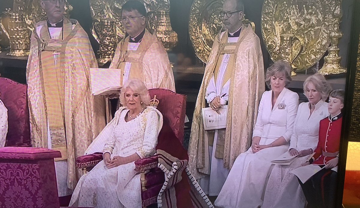 I love how Camilla’s ladies in waiting all have her hairstyle: the look of ‘79 #coronation