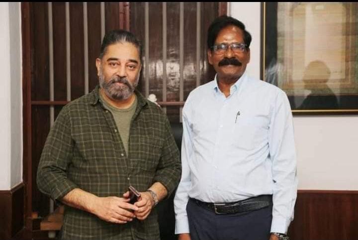 KumarM44987871's tweet photo. @MouryaMNM திருச்சி மாவட்டம் மக்கள் நீதி மய்யம் நற்பணி இயக்கம்  @ikamalhaasan     சார்பாக வணக்கம் 🙏🏼 சார் இனிய #பிறந்தநாள் வாழ்த்துக்கள் ���💐🎂🎁🎊🎉 @Kishore55836348 @SPSG17 @ibalamurugan72 @Thangavelukovai @DrAnusharavi @bhuvanaseshan @kamalsivayouth @DhanaLa19461885 https://t.co/pbbCcfa8Bl