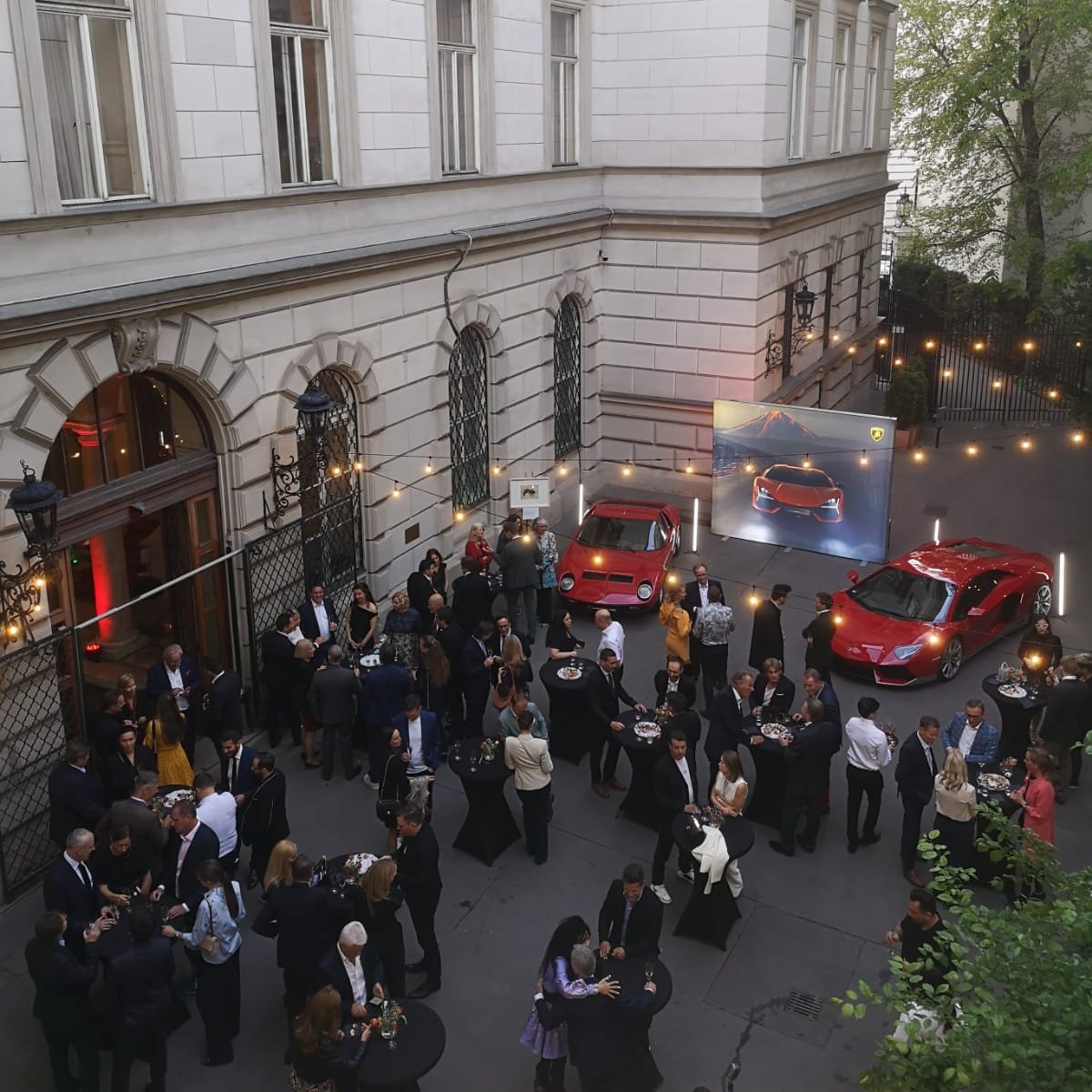 🇮🇹🇦🇹 <a href="/Lamborghini/">Lamborghini</a> wird 60! Der Jahrestag wurde im  Palais Metternich gefeiert. Lamborghini-Autos sind eine perfekte Mischung aus Technologie und Design: un orgoglio italiano

<a href="/ItalyinAustria/">Italy in Austria</a> <a href="/ItalyMFA_int/">Italy MFA</a> <a href="/mkb_diplo/">Michael Klor-Berchtold</a> @Italia_deu <a href="/MauroBattocchi/">Mauro Battocchi</a> <a href="/AudiIT/">Audi Italia</a> <a href="/DucatiMotor/">Ducati</a> #Auto