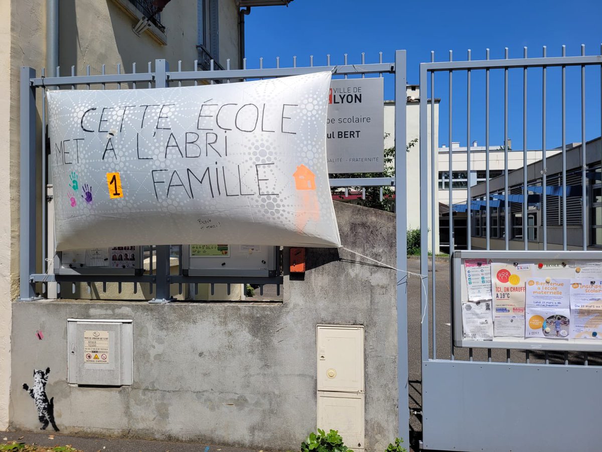 jamaissanstoit's tweet photo. RT Printemps noir pour 2️⃣9️⃣9️⃣enfants sans toit du @grandlyon 

Faute de solutions officielles, les établissements scolaires comme seul refuge à #Lyon #Venissieux #Villeurbanne

🆘école A. France 2️⃣
🆘école Mazenod 2️⃣
🆘collège Dru 2️⃣
🆘école Paul Bert 3️⃣
🆘ecole J. Guesdes 2️⃣ https://t.co/cLsjlJH2lE