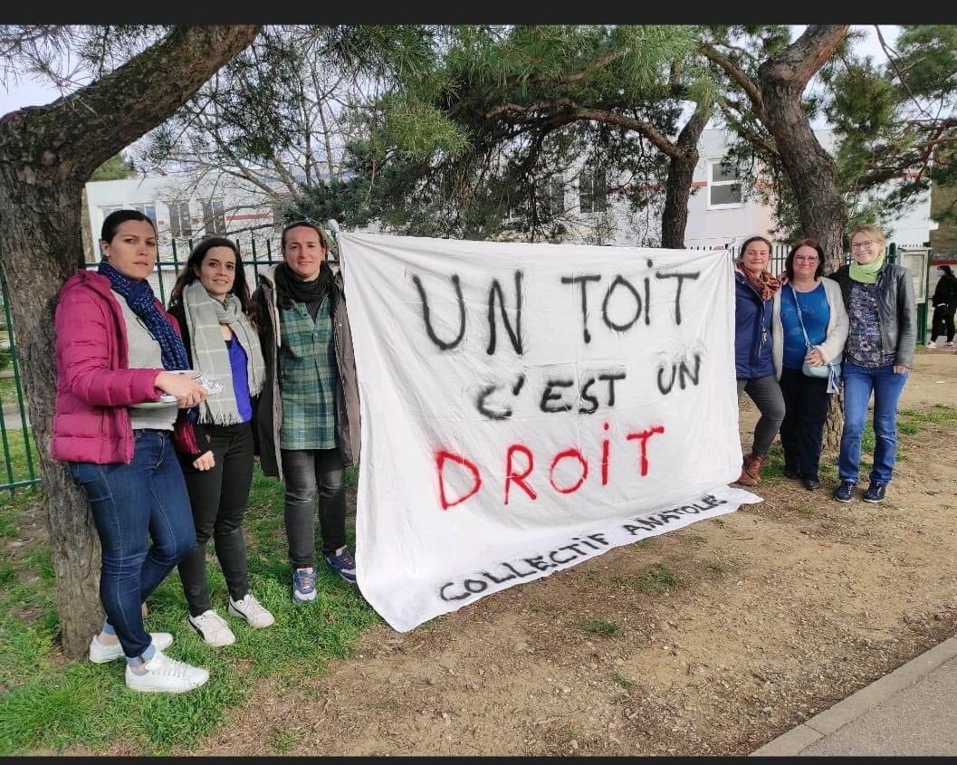 jamaissanstoit's tweet photo. RT Printemps noir pour 2️⃣9️⃣9️⃣enfants sans toit du @grandlyon 

Faute de solutions officielles, les établissements scolaires comme seul refuge à #Lyon #Venissieux #Villeurbanne

🆘école A. France 2️⃣
🆘école Mazenod 2️⃣
🆘collège Dru 2️⃣
🆘école Paul Bert 3️⃣
🆘ecole J. Guesdes 2️⃣ https://t.co/cLsjlJH2lE
