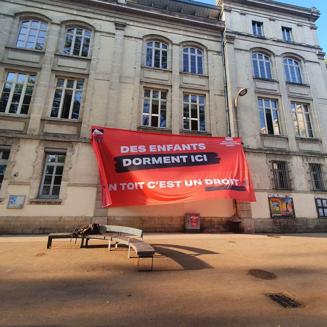 jamaissanstoit's tweet photo. RT Printemps noir pour 2️⃣9️⃣9️⃣enfants sans toit du @grandlyon 

Faute de solutions officielles, les établissements scolaires comme seul refuge à #Lyon #Venissieux #Villeurbanne

🆘école A. France 2️⃣
🆘école Mazenod 2️⃣
🆘collège Dru 2️⃣
🆘école Paul Bert 3️⃣
🆘ecole J. Guesdes 2️⃣ https://t.co/cLsjlJH2lE