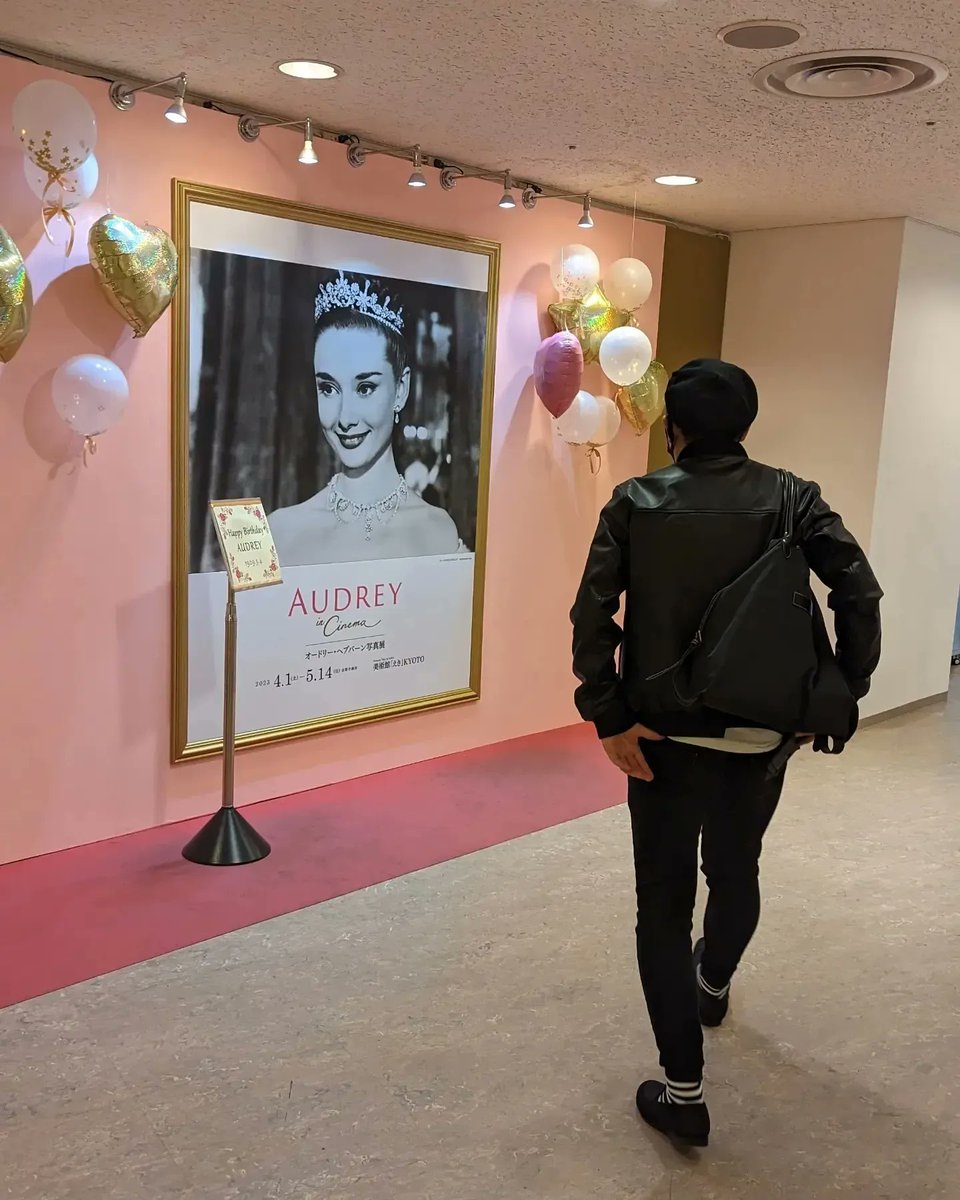 COSMICWORLD01's tweet photo. Happy Birthday, Audrey🎂　

5月4日はオードリー・ヘプバーン の94回目のお誕生日。
オードリーの写真約120点と言葉が並ぶ会場※美術館「えき」KYOTOに参加
通路のフォトスポットも今日は少しバースデー仕様になってました。
#オードリーヘプバーン写真展　#美術館えき　#OSAKA #SHINSAIBASHI #party https://t.co/d55Kioanx9