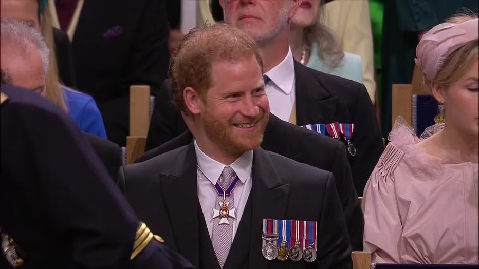 AvaLeigh28's tweet image. The unbothered Prince Harry 😍, the people’s Prince 👑