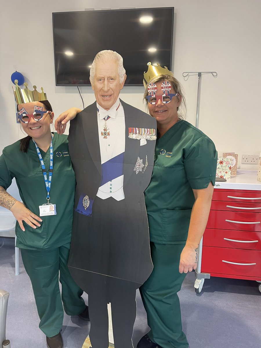 feeoconnor114's tweet photo. Tyleri Ward in YAB getting ready for the Coronation Party 🇬🇧🇬🇧🇬🇧🤴🤴🤴 https://t.co/Vg3VNzQyyz