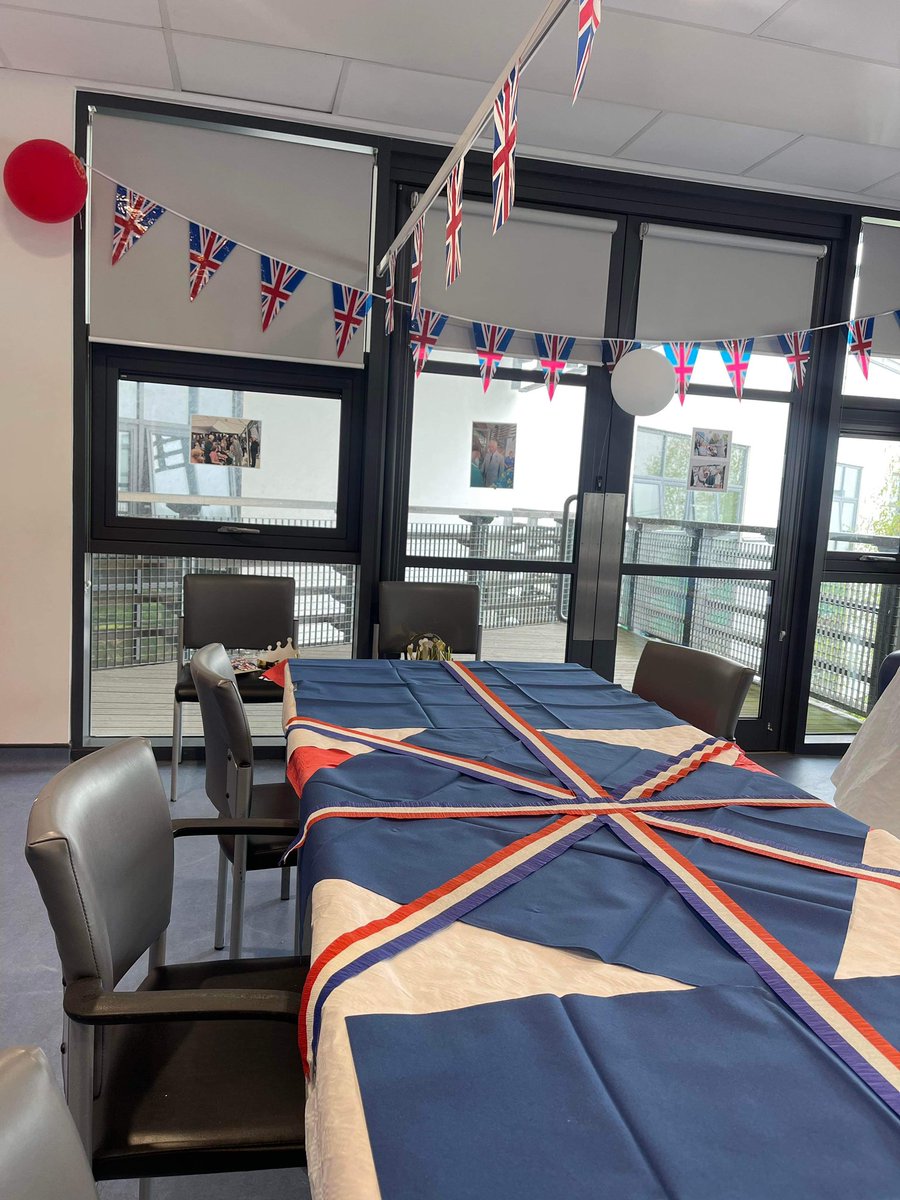 feeoconnor114's tweet photo. Tyleri Ward in YAB getting ready for the Coronation Party 🇬🇧🇬🇧🇬🇧🤴🤴🤴 https://t.co/Vg3VNzQyyz