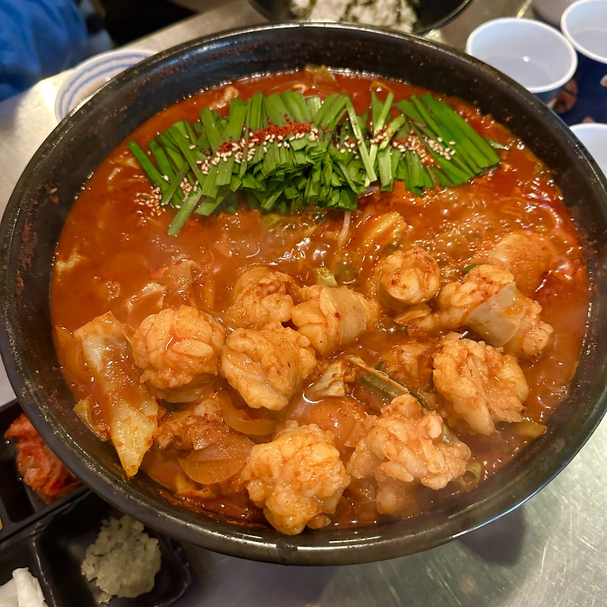 k_ogu1004's tweet photo. 📍 강남 대낚식당

셋이서 전골2인분 항정살덮밥 시켰는데 딱 좋음 내 기준 살짝 매콤한데 대창 느끼함 잡아준다여 맛있음 !!!!!!! 우동사리 추가 추천 😌👍🏻
#정한아_마니머거여ㅎㅎ 
#슈아야_먹어보슈아 
#도겸이도_도아할_맛집 https://t.co/MpEQCVsoYJ