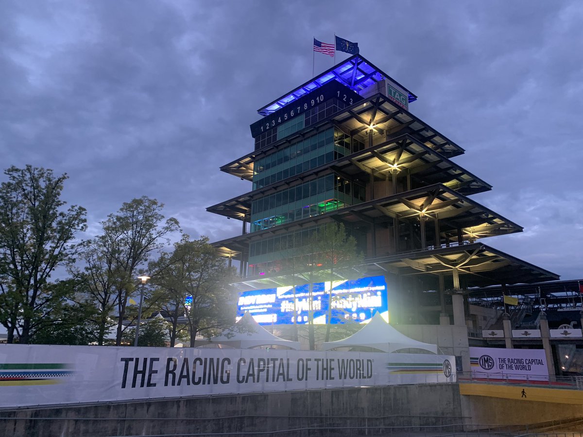 It’s a beautiful morning and @ims is ready to greet todays runners! #IndyMini @WTHRcom