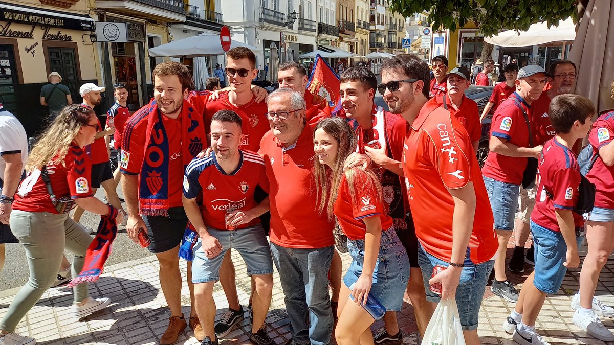 javierosasuna's tweet photo. ¡Ese presi, como mola, se merece una ola!
#Osasuna https://t.co/yggAoULk2R