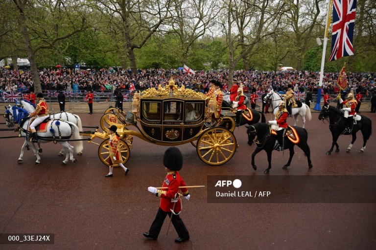 AFPphoto's tweet photo. Charles III to be crowned king in first UK coronation since 1953. 
📸 @oliscarff 
📸 @lealolivas 
📸 @LoicVenance 
📸 @ellophoto https://t.co/7hcsYli8G2