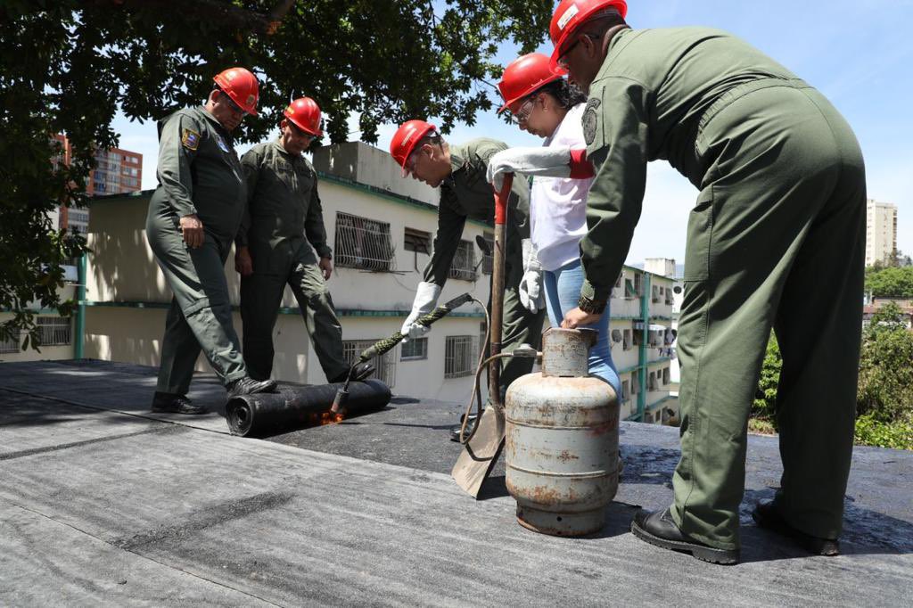 Redi_andes's tweet photo. #AsíLoDijo @dhernandezlarez Venezuela cuenta con la #FANB soldados y soldadas comprometidos con el ideario Bolivariano y enraizados todos en un solo ideal de Patria independiente, libre y democrática ! #BricomilesEnAcción 
#IntegrarEsVencer https://t.co/DHM48CiUWh