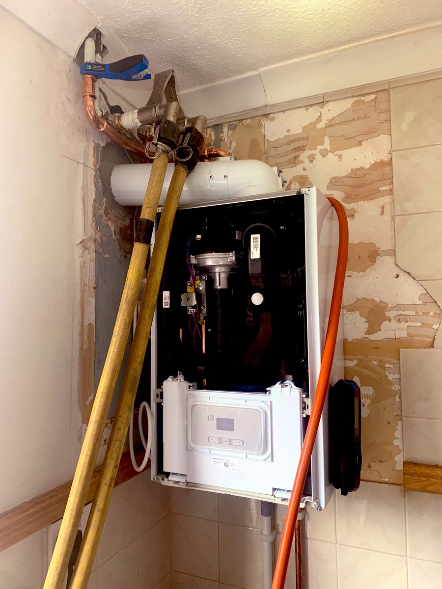 remlocplumbing's tweet photo. Using our  @RothenbergerUk pressfit in action again ..love this tool .. and @CondensatePro insulation for a @glow_wormclub heat only install ..@kaneanalysers wireless pipe clamps are a must too ! https://t.co/RfAbBW9Bz3