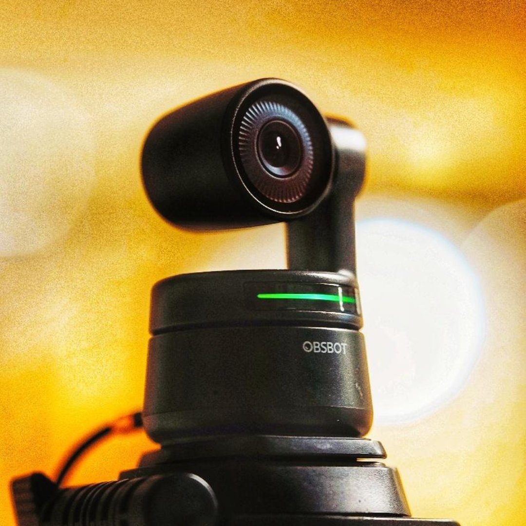 OBSBOT_Official's tweet photo. When it comes to desk setups, it’s all the little things that matter.📸: garieceneta (ig) #obsbot #obsbottiny #desksetup #webcam https://t.co/K17kNAEBxJ