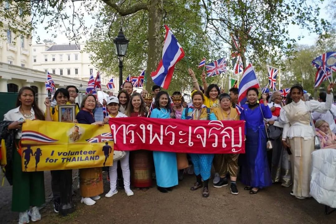 🥰👑💛💜🇹🇭🇬🇧 พลัง​แห่งความ​จงรักภักดี​ที่​กรุงลอนดอน​ บรรยากาศ​พสกนิกร​ไทยในอังกฤษ​นำโดย​ 'กลุ่มในหลวง​ในดวงใจ​ King​ of​ Heart' เฝ้าฯรับเสด็จ​ ในหลวง​และ​พระราชินี​ ใน​โอกาส​เสด็จฯ​ไป​ทรง​ร่วมงานพระราชพิธีบรมราชาภิเษก

ขอบคุณ​ภาพ​: Amthaipaper
#เรารักสถาบันพระมหากษัตริย์