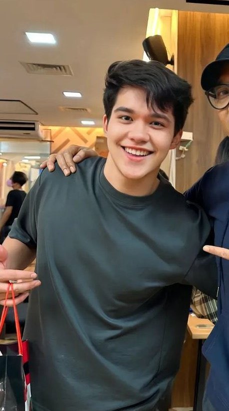 may sasabihin lang me di talaga najujustify ng kahit anong lente ng camera ang kapogian at kabaitan ni Rob sa personal. Kase super pogi niya here pero doble and triple in person bagay sa personality yung kapogian. huhu! boogsh! 

SureTHANE ROB TCO
