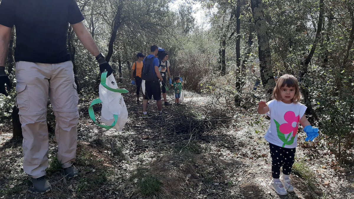 AjViladrau's tweet photo. Aquest cap de setmana a #Viladrau tenim moltes activitats.
Una d'elles el LET'S CLEAN UP EUROPE, una acció de neteja al l'entorn de l'espai natural.
📸 Us avancem unes imatges.
👏 Moltes gràcies al participants!
#CleanupEurope #letscleanupCAT #Viladrauésmolt https://t.co/3YUeSV1aiv