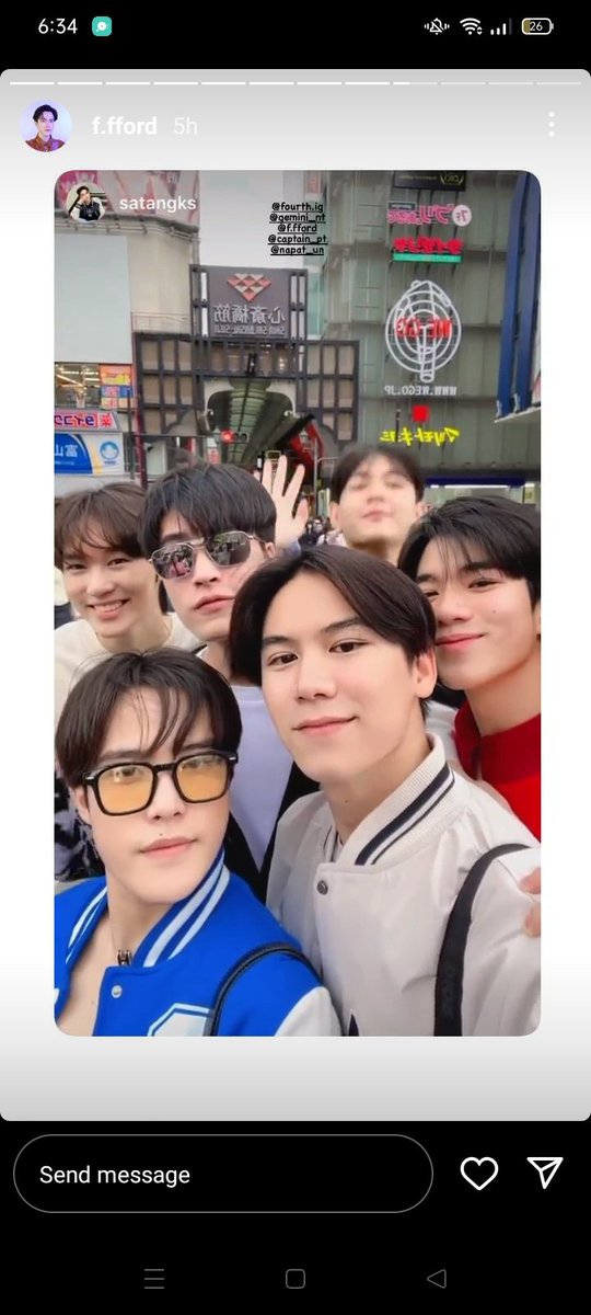 pourawee's tweet photo. so prom was with them here but they didnt include him in the frame?? 🤣🤣🤣🤣🤣🤣 https://t.co/cpNH2YZ8lw