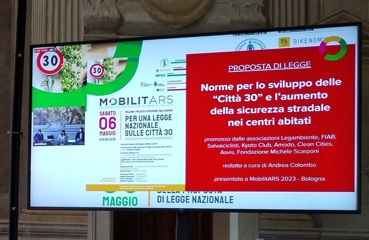 bikeitalia_it's tweet photo. A #MobilitARS presentata la proposta di legge nazionale sulle #Città30 in Italia

https://t.co/ll76Uaxp6D

@bikeitalia_it | @bikenomistcom https://t.co/CjnLG3Cyhr