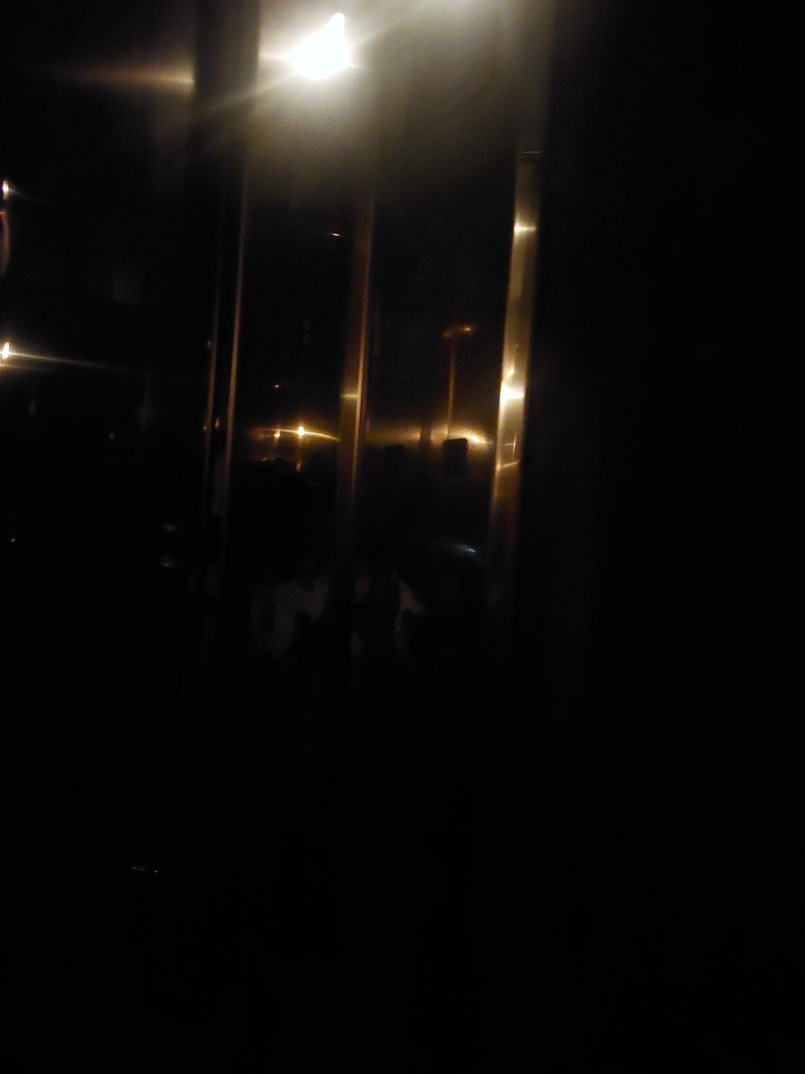 RaquelCantos's tweet photo. Pues encerrada en el ascensor de mi comunidad ya para 10 minutos, entre dos pisos y a oscuras... ¿alguna sugerencia? #PostEclipse https://t.co/JEP4ACQ9B8