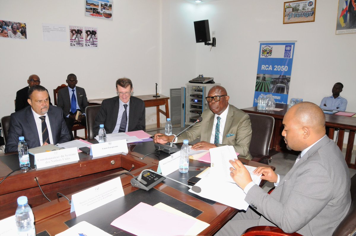 primrcaoffic's tweet photo. #Centrafrique,  Le PMCG Félix MOLOUA a Co-présid�� avec le chef de la délégation de l’Union Européenne en Centrafrique #Douglas CARPENTER ce vendredi 5 Mai 2023 la 1ère réunion du Comité Directeur Conjoint du RCPCA. La situation des réformes après la FEC a été débattue. https://t.co/AdOeOhcgBS