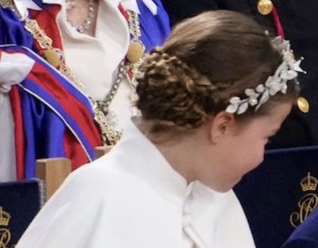 PEACHEMI's tweet photo. Kate and Charlottes hair looks so beautiful. I love the similarities between the two. Like mother like daughter 💗🥰 #Coronation #CatherinePrincessofWales #princesscharlotte https://t.co/GDzmJ6FU88