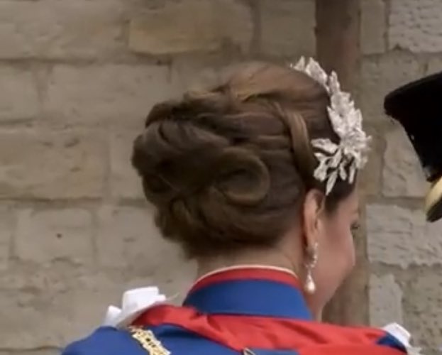 PEACHEMI's tweet photo. Kate and Charlottes hair looks so beautiful. I love the similarities between the two. Like mother like daughter 💗🥰 #Coronation #CatherinePrincessofWales #princesscharlotte https://t.co/GDzmJ6FU88