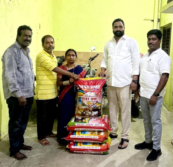 Shaikkhadir786's tweet photo. నిరుపేద కుటుంబానికి చెందిన ఆడపిల్ల వివాహాన���కి ఏకే ఫౌండేషన్ ఆర్థిక సహాయం. రామచంద్రపురం  మండలం భారతి నగర్ డివిజన్ బొంబాయి కాలనీ  లో నివాసముంటున్న నిరుపేద కుటుంబానికి చెందిన   బాలరాజు కూతురు రాధిక వివాహానికి ఏకే ఫౌండేషన్ చైర్మన్  అబ్దుల్ ఖదీర్ తన వంతు బియ్యం సంచులు అందించడం జరిగింది https://t.co/IkJSOi0pTz