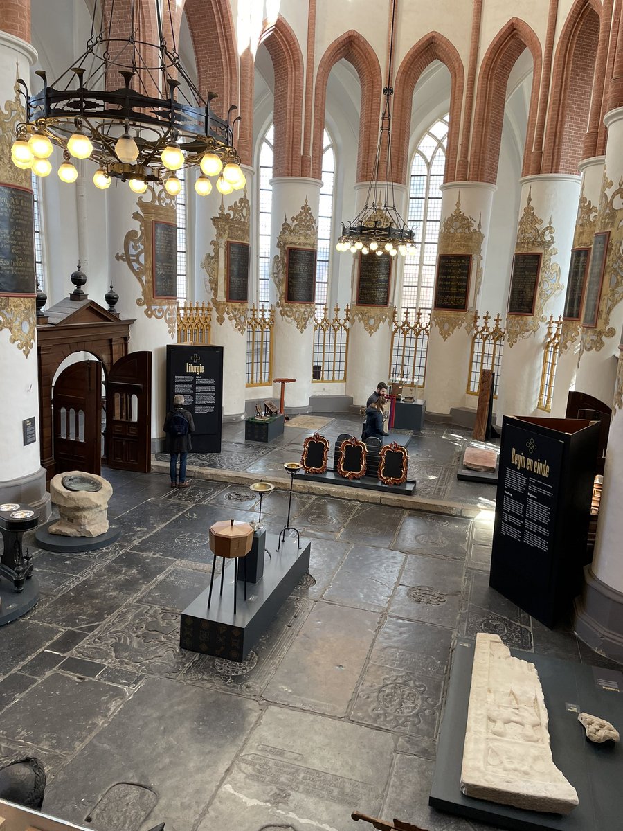 De <a href="/Akerk_nl/">Akerk</a> is open. Tijdens de tentoonstelling Zwijgend Goud kun je kijken naar bijzondere objecten uit meer dan 50 <a href="/GroningerKerken/">Groninger Kerken</a>. Om 14.00 start de rondleiding. Ontdek de verhalen achter Zwijgend Goud.