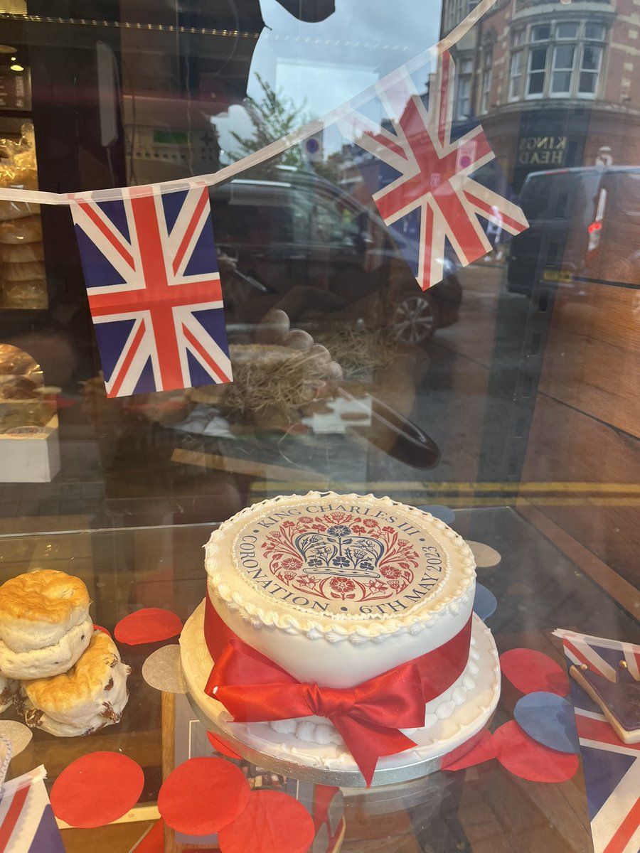 .<a href="/dunnsbakery/">Dunn's Bakery</a> in Crouch End have a banging display today.
👏👏👏
#Coronation