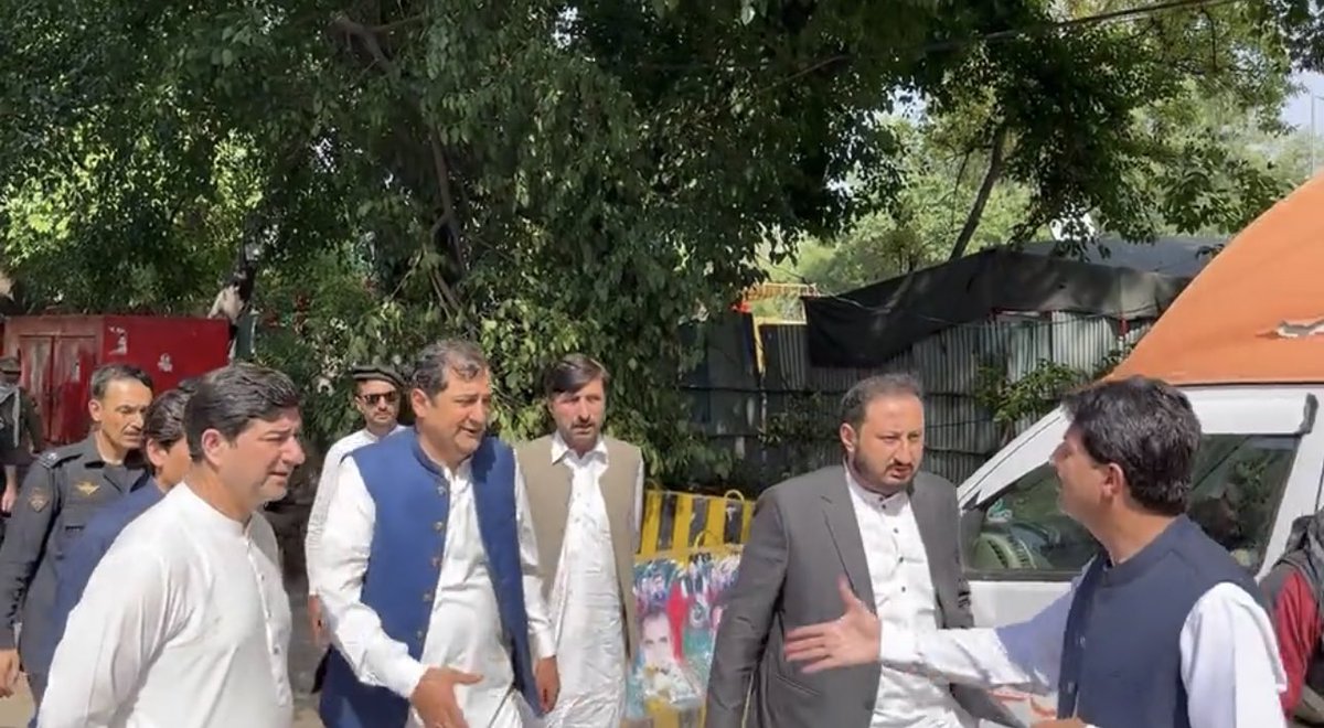 Jooookeeeerrrr's tweet photo. نہ دن دیکھتا ہے نہ رات جب بھی مرشد کال دیتا ہے تو وزیر اعلیٰ گلگت بلتستان زمان پارک پہنچ جاتا ہے 🔥♥️ https://t.co/rIq3SUaXQR