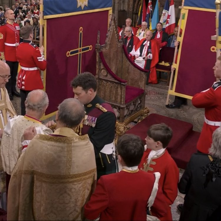 TheGhoti's tweet image. Tragic developments at the #Coronation as Charles falls 2 furlongs from home at The Chair &amp;amp; vets move in to euthanise him…