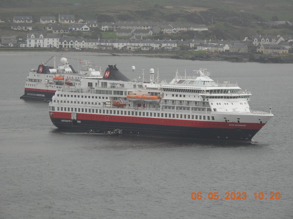 SteveBavin's tweet photo. Getting quite busy down in Kilnaughton Bay as there are 2 cruise ships, Spitsbergen and Otto Sverdrup, in this morning. Wee boats going back and forth to the pontoons at Port Ellen. https://t.co/qOD3E2VNSW
