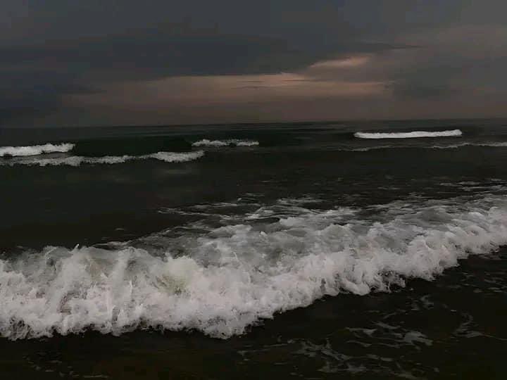 diorvxa's tweet photo. how peaceful is the beach at night https://t.co/bu3YoVveVV