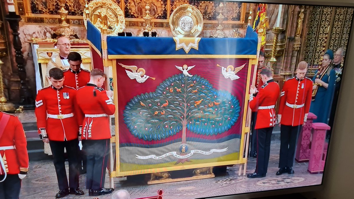 Choir launches into you can leave your hat on.   #coronation