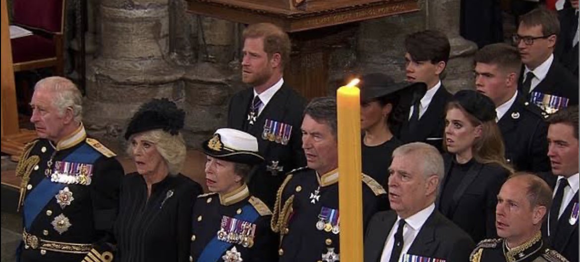 PEACHEMI's tweet photo. Oh Harry… it went from the candle to the feather 🫢 #Coronation #princeharry https://t.co/BOClTw74wQ