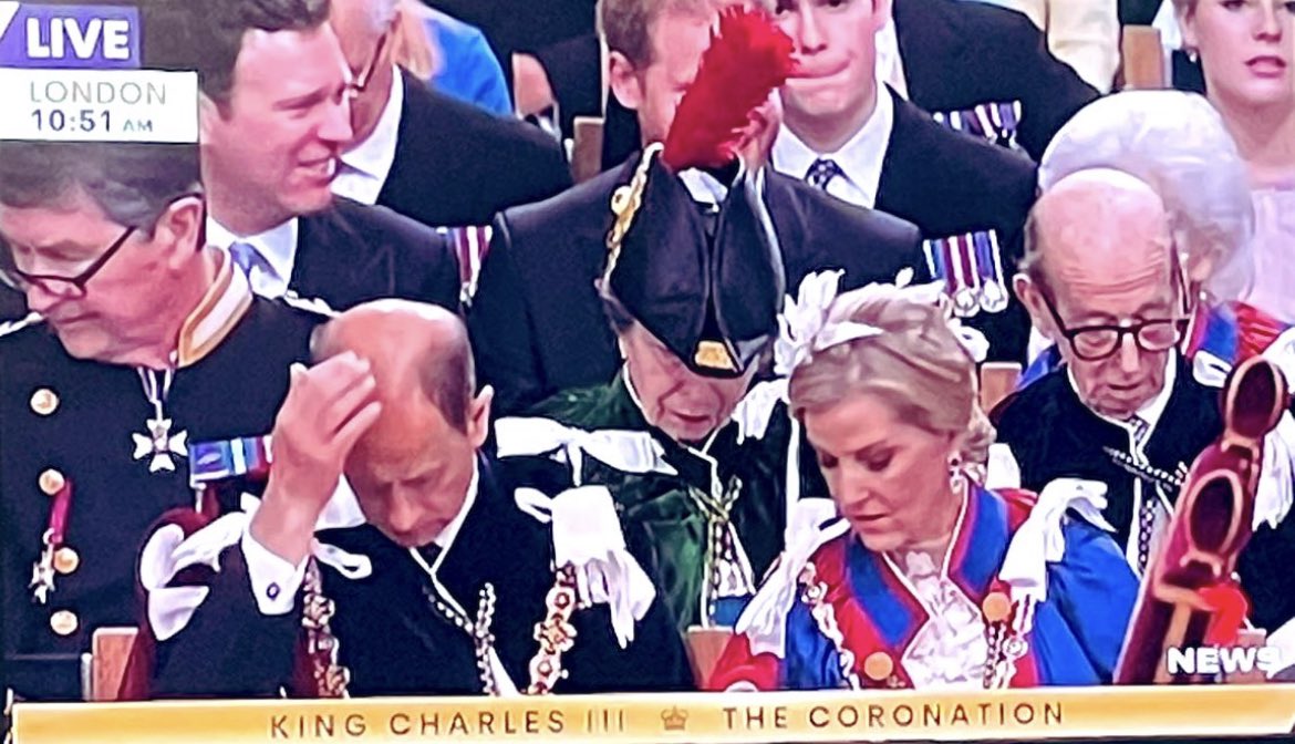 PEACHEMI's tweet photo. Oh Harry… it went from the candle to the feather 🫢 #Coronation #princeharry https://t.co/BOClTw74wQ