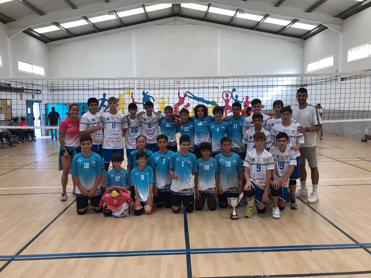 LigaAFADE's tweet photo. Ya tenemos al primer ganador de la temporada! 

Enhorabuena @interplayas_axarquia CAMPEÓN Infantil Masculino de voleibol. 

Gran temporada también de @3stevoley , un estupendo finalista. 

💚🏐💛 https://t.co/F23Jcjo8mm