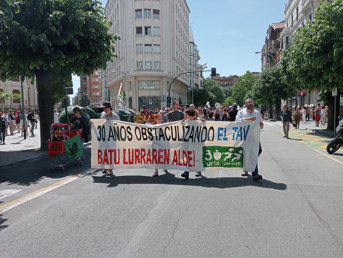 AhotsaInfo's tweet photo. AHTren aurkako borrokaren 30. urteurrena ospatzen ari dira gaur Iruñean.
#AHTgelditu https://t.co/a8LCrzWZiO