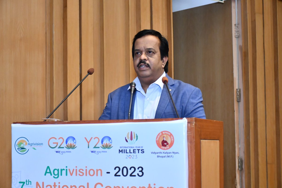 AgrivisionOrg's tweet photo. एवं विशेष अतिथि के रूप में डॉ आर. एस. चंदेल, कुलपति, यश्वंत सिंह परमार उद्यानीकी एवं वानिकी विश्वविद्यालय, सोलन; डॉ बी. आर. कम्बोज, कुलपति, चौधरी चरण सिंह कृषि विश्वविद्यालय, हिसार; श्री प्रशांत वाघमारे, उप महाप्रबंधक, @APEDADOC ; https://t.co/5jN86XRDRc