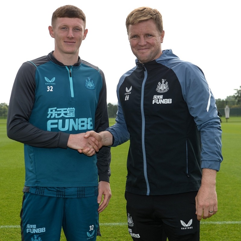 NUFC's tweet photo. 📸 Life Through a Lens 📸

Elliot Anderson's career is still in its infancy, but he has already packed a lot into his time in black and white.

@elljanderson's story so far, told through a series of photos.

⚫️⚪️