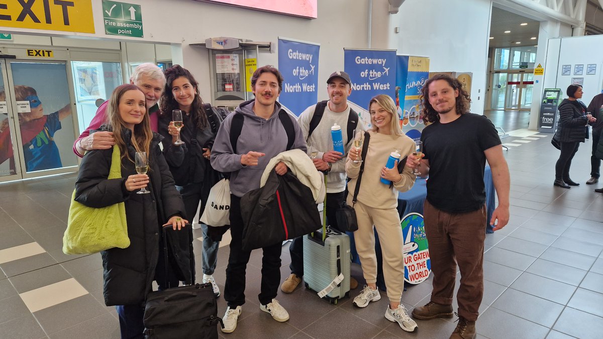CoDerryAirport's tweet photo. A special thanks to our inaugural @FlyLoganair @HeathrowAirport passengers for #ChoosingCoDA.π We hope you all enjoyed your VIP treatment with some complimentary refreshments & goodies to get your trip off to the best start this morning!π₯
#CityofDerryAirport #FlyLoganair https://t.co/tAGKN2lybR